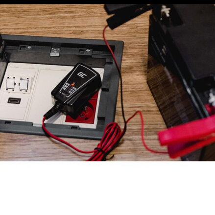 Green Cell nabíječka pro akumulátory 6V / 12V (1A)