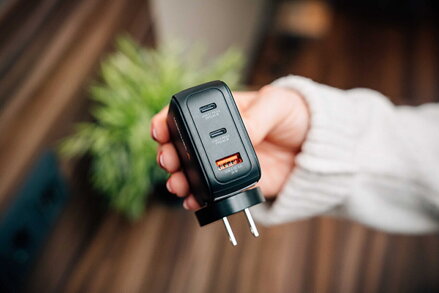 Verbatim, Miniaturní nabíječka GaN s displejem 2 x USB-C / 1 x USB-A, černá, 65W, Vyměnitelné zástrčky (EU, UK, US)