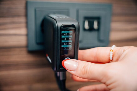 Verbatim, Miniaturní nabíječka GaN s displejem 3 x USB-C / 1 x USB-A, černá, 140 W, Vyměnitelné EU, UK, a americké zástrčky