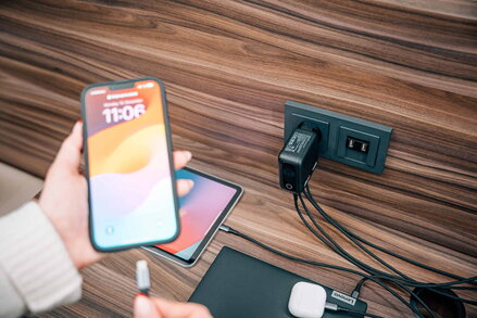 Verbatim, Miniaturní nabíječka GaN s displejem 3 x USB-C / 1 x USB-A, černá, 140 W, Vyměnitelné EU, UK, a americké zástrčky