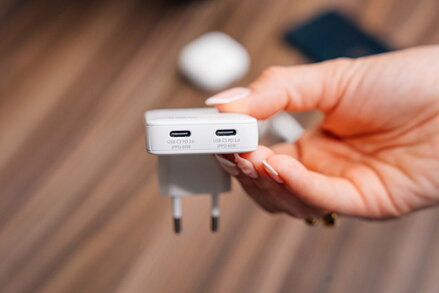 Nabíječka Essentials Slim, GaN nabíječka do sítě USB-C1 PD 3.0 , USB-C2 PD 3.0, bílá, 65W