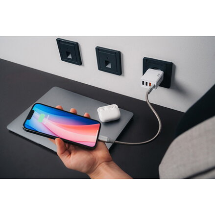 Verbatim Síťový adaptér 30W, 4 porty, 1x USB-C, 3x USB-A