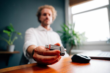 Verbatim USB flash disk, USB C a USB 3.2 Gen 1, 256GB, Dual QuickStick, šedý, 32041, USB C, s poutkem