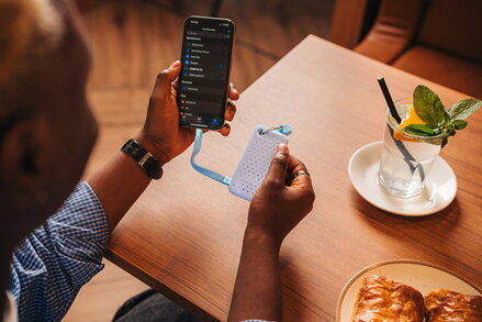 SSD Externí Verbatim Pocket SSD letní edice, 32321, 2000GB, bílý, obsahuje 2x gumový kryt (bílý a světle modrý), USB C