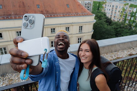 SSD Externí Verbatim Pocket SSD letní edice, 32321, 2000GB, bílý, obsahuje 2x gumový kryt (bílý a světle modrý), USB C