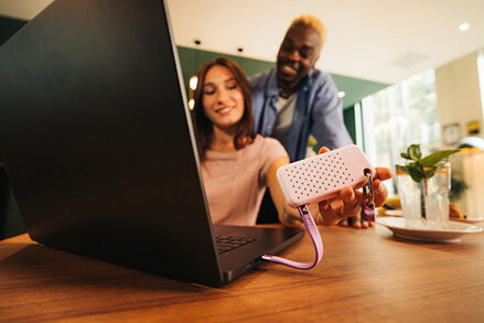 SSD Externí Verbatim Pocket SSD letní edice, 32323, 2000GB, fialový, obsahuje 2x gumový kryt (bílý a fialový), USB C