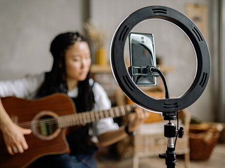 Kruhové světlo Powerton 13", RGB LED, velké, nastavení barev a svítivosti, držák telefonu a stativ