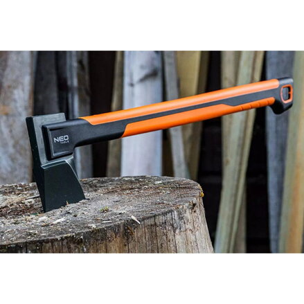 NEO TOOLS sekera 27-031, celková hmotnost 950g, hmotnost hlavy 700g, délka sekery 44.5cm